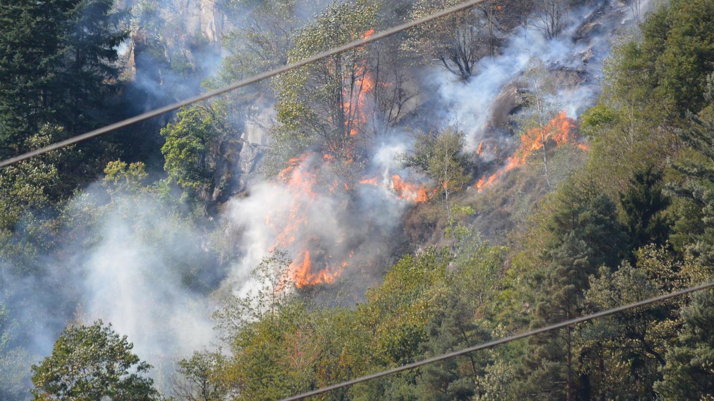 Le fiamme che stanno devastando l'area boschiva sopra Pollegio in una foto di Rescue Media