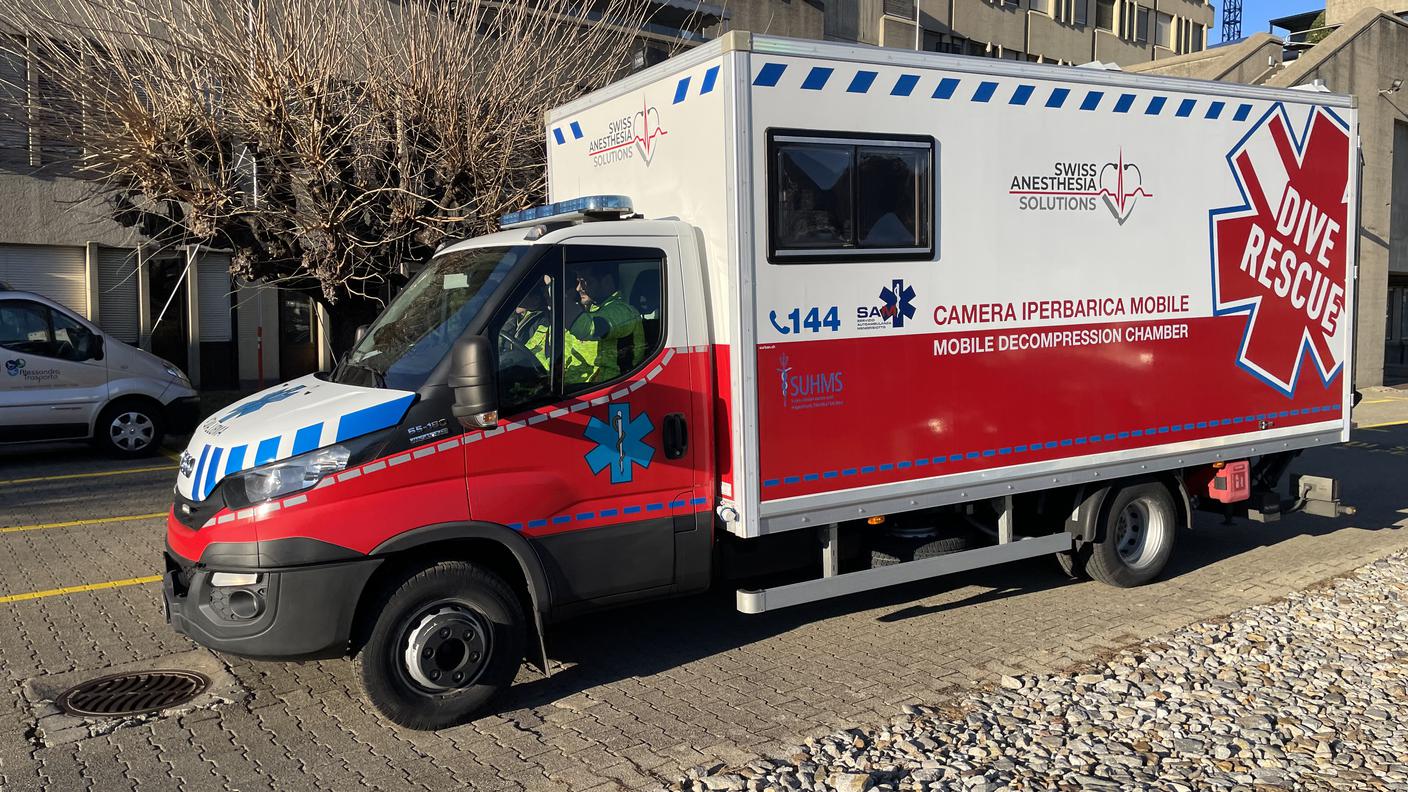 La camera iperbarica mobile davanti all'ospedale Civico di Lugano.jpeg