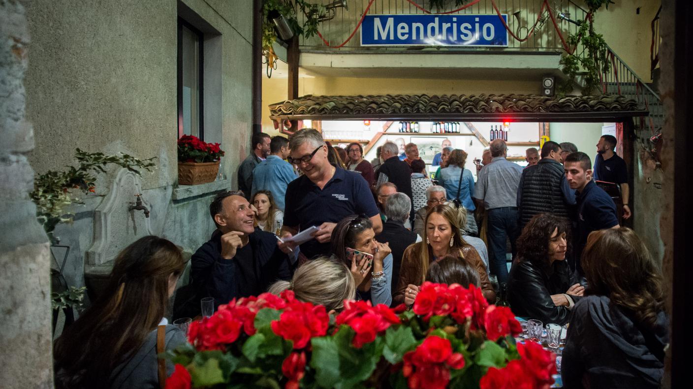 C'è chi festeggia, come in queasta foto. E chi mena....
