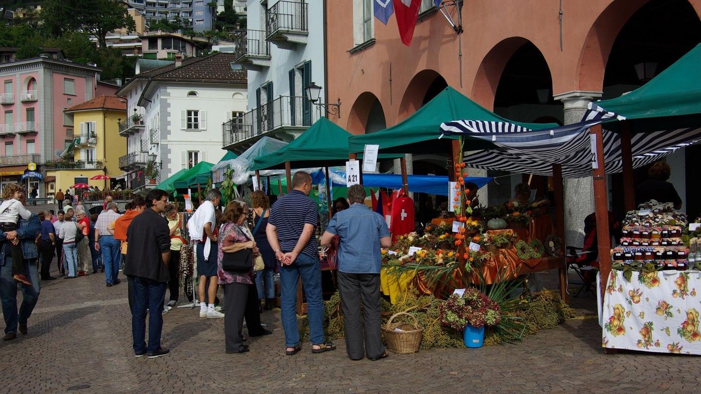 Il pubblico apprezza molto l'offerta delle bancarelle alla Sagra d'Autunno