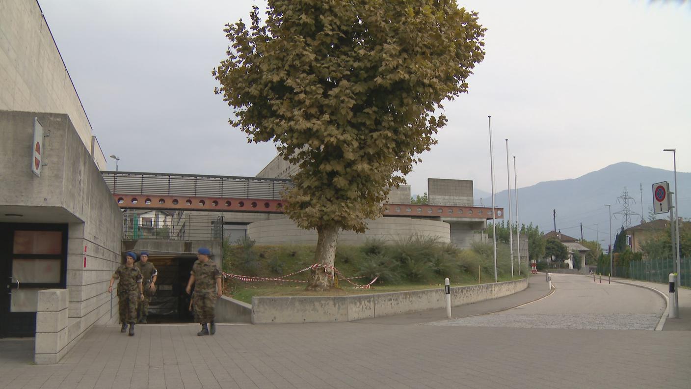 Alcuni militi escono dal bunker di Riazzino
