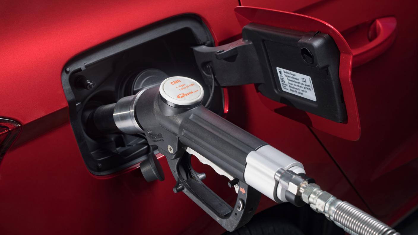 La denominazione per il metano su una pompa che rifornisce una comune Seat Ibiza