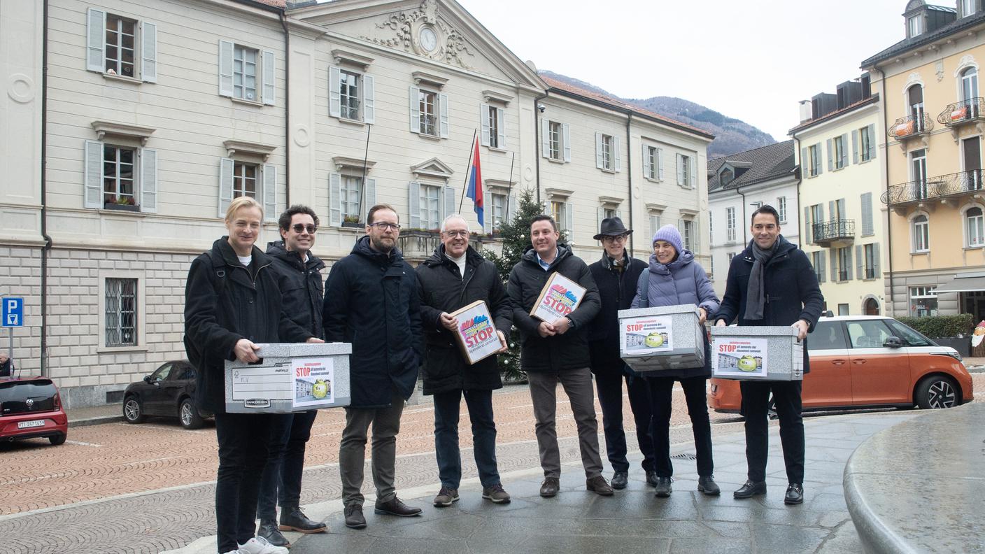 La consegna delle firme a Bellinzona