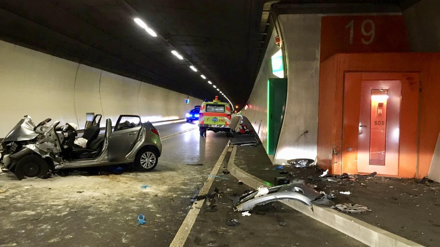 La vettura distrutta dall'incidente e poi tagliata dai pompieri di Lugano