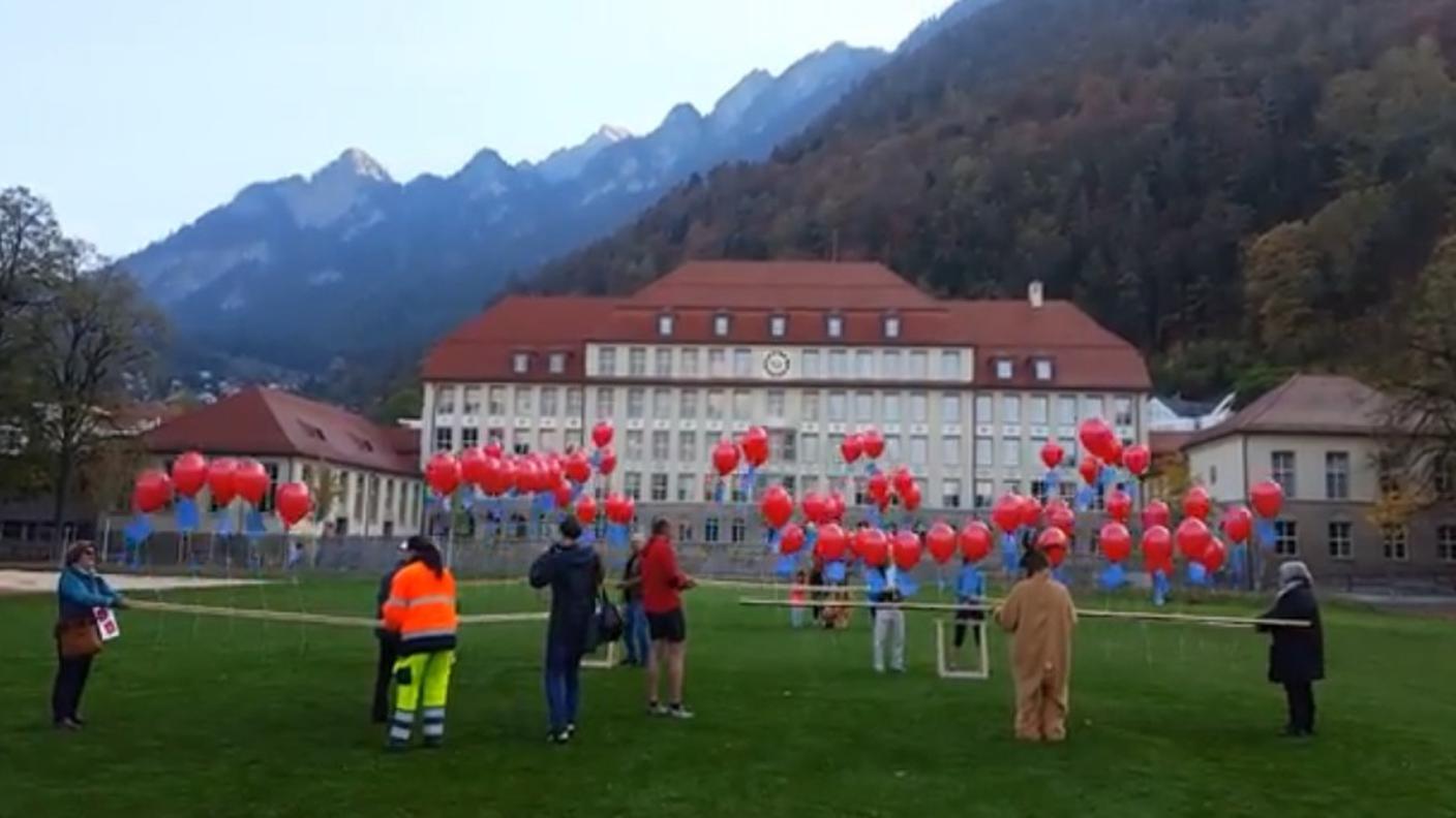 Un lancio di palloncini degli iniziativisti