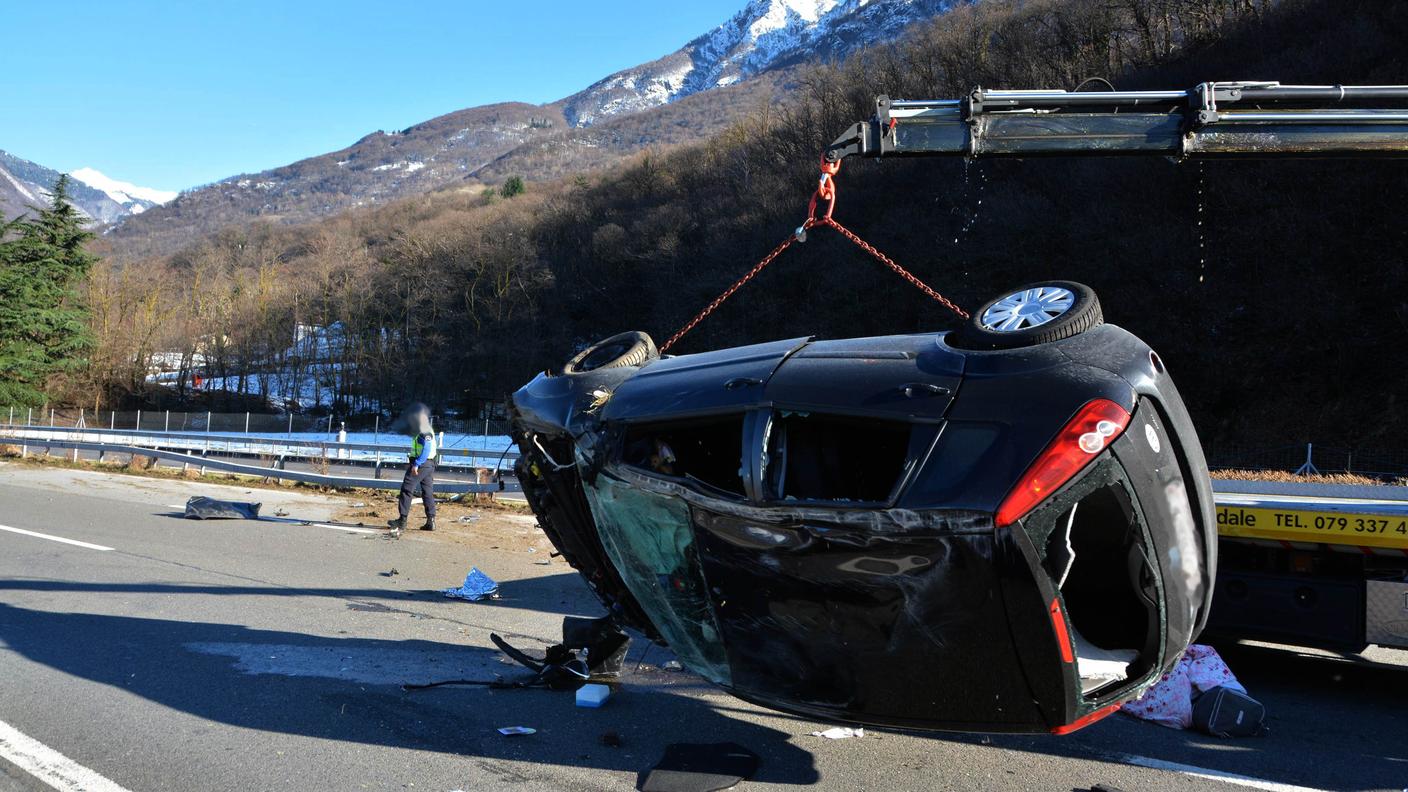 incidente auto rovesciata monte ceneri 03 fvr 140212.jpg