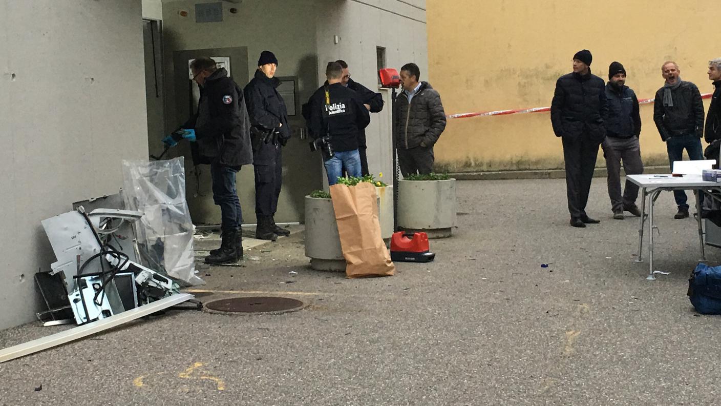 Gli autori hanno fatto detonare una carica esplosiva per forzare il bancomat