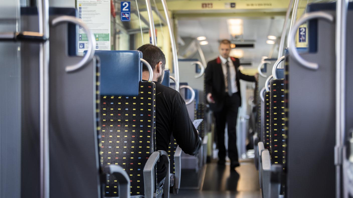 Un controllore delle FFS al lavoro sulla tratta Locarno-Bellinzona-Castione