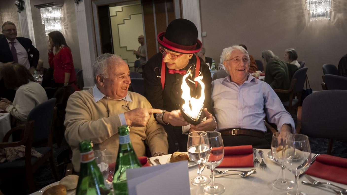 Nella foto un momento durante lo spettacolo del mago prima del pranzo
