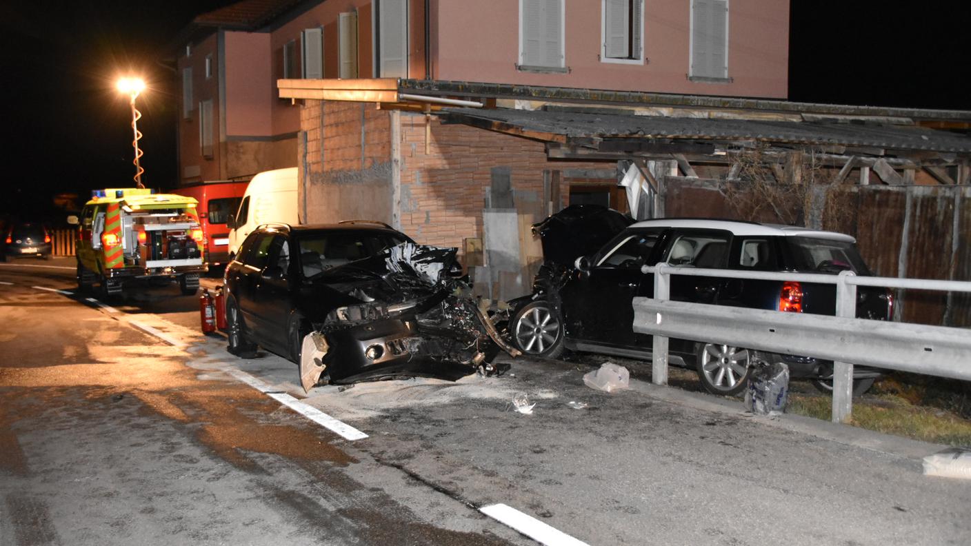 Scontro violentissimo tra le due auto