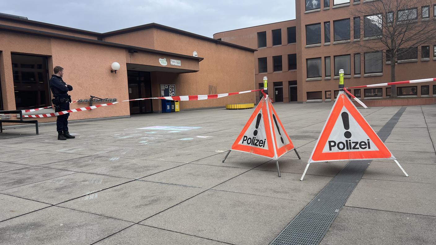 L'entrata dell'edificio scolastico delimitata dai nastri di polizia.jpg