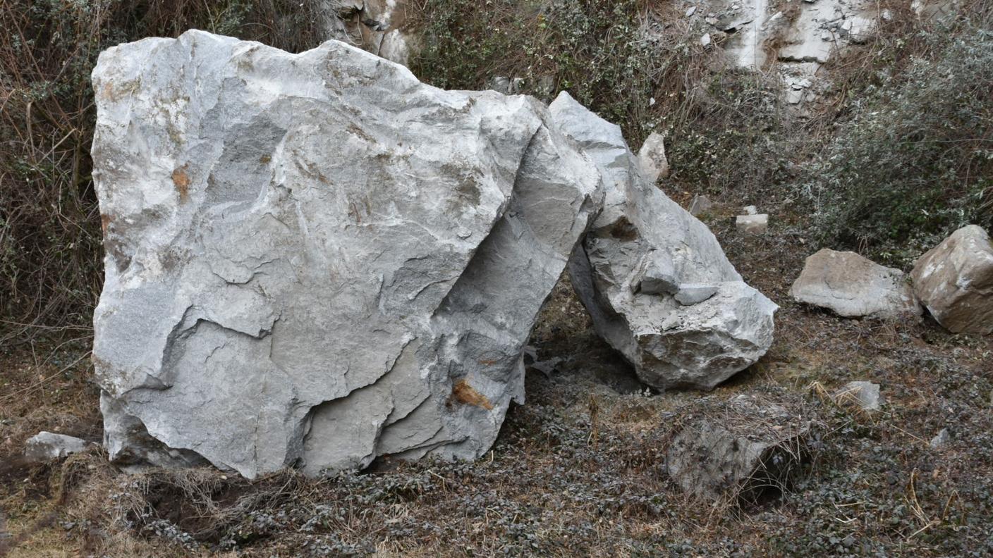 Nell'immagine il grosso masso caduto lunedì sopra Giornico