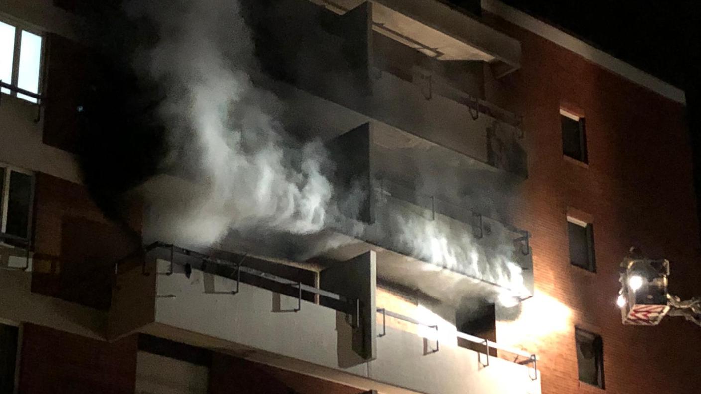 L'appartamento in fiamme