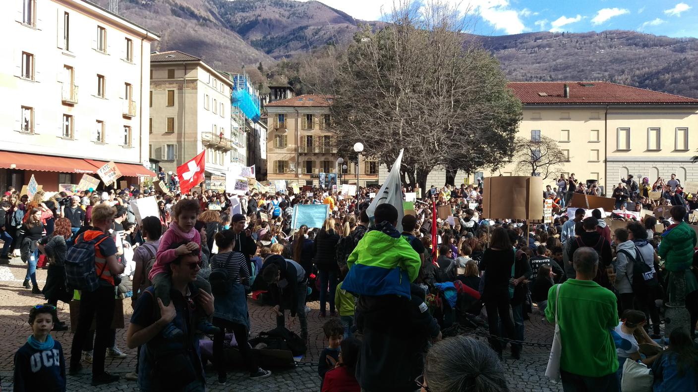 La protesta degli studenti ticinesi in piazza a Bellinzona