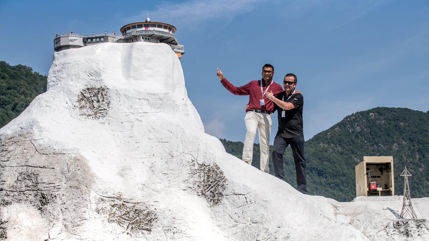 Il direttore Joel Vuigner con il responsabile vendite dello Schilthorn all'inaugurazione del modellino del ristorante protagonista di un film di James Bond