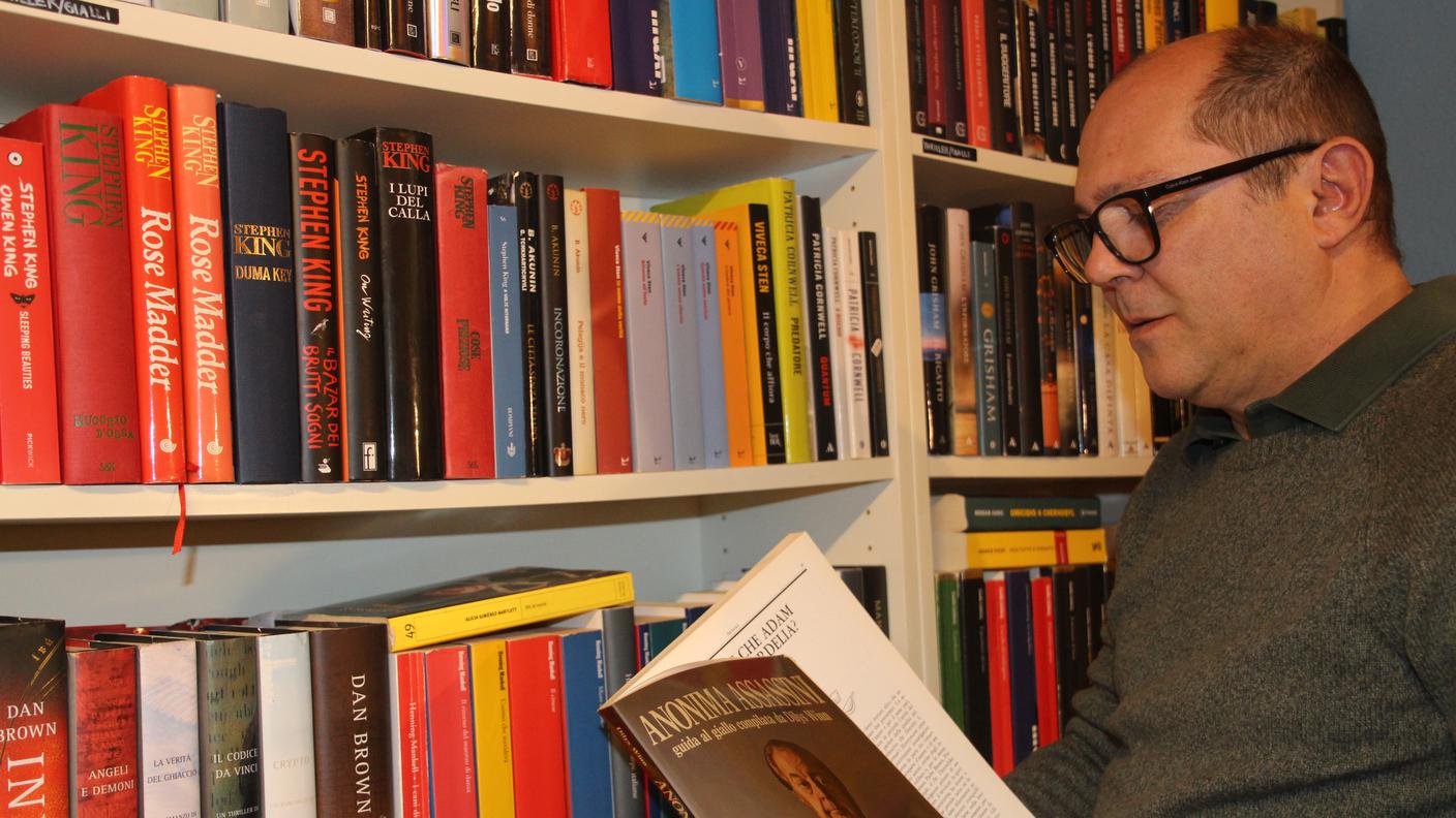 Il titolare della libreria "Passaparola" a Vezia, Matteo Pianezzi.JPG