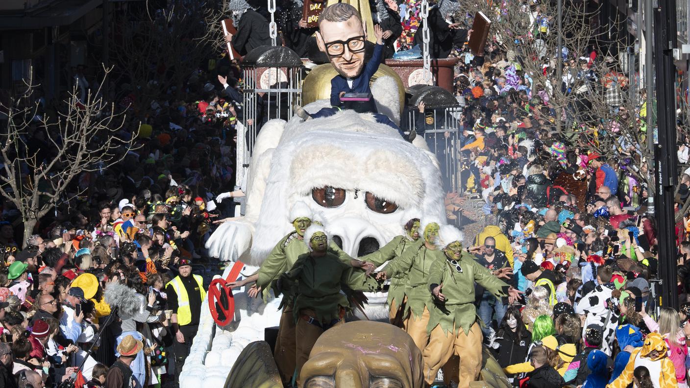 Maninchiaghi, Biasca, vincitori categoria carri, sfilano durante il corteo mascherato 