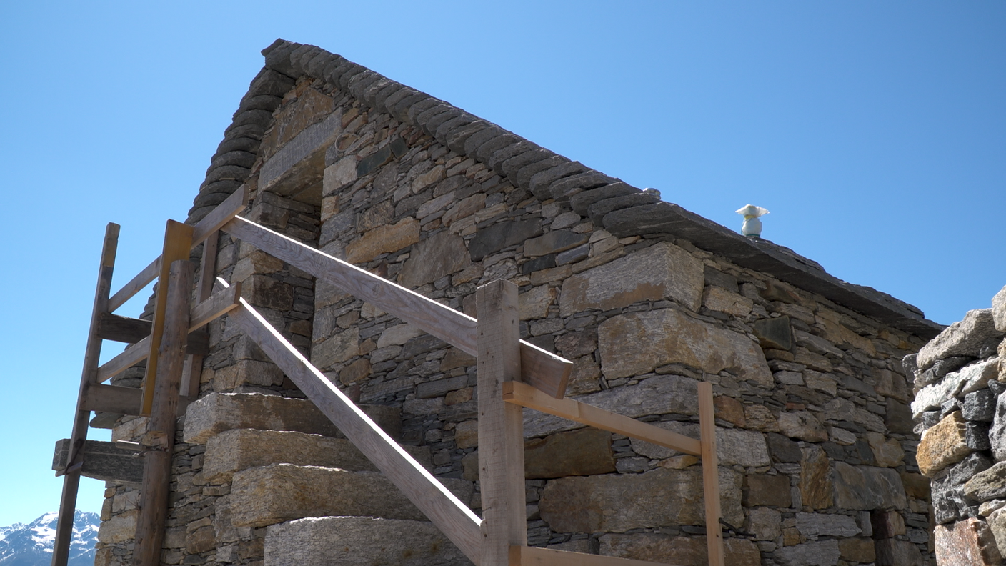Una delle cascine in fase di restauro all'Alpe Arami