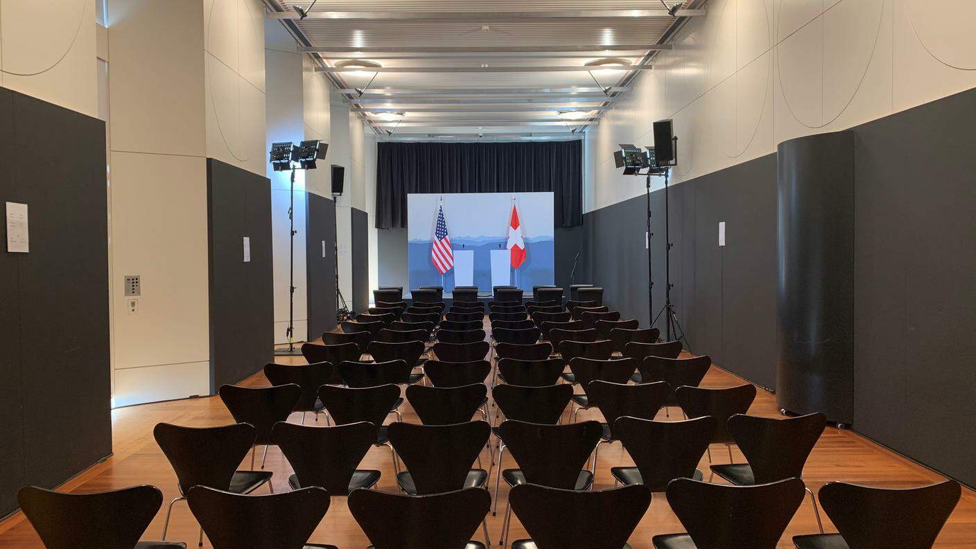 La sala che ospiterà la conferenza stampa di Cassis e Pompeo, in programma poco dopo mezzogiorno