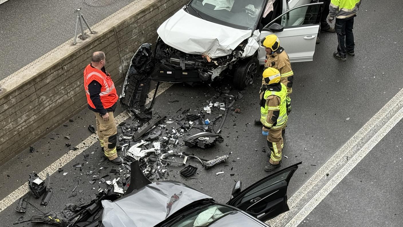 Le due auto completamente distrutte nell'incidente di lunedì