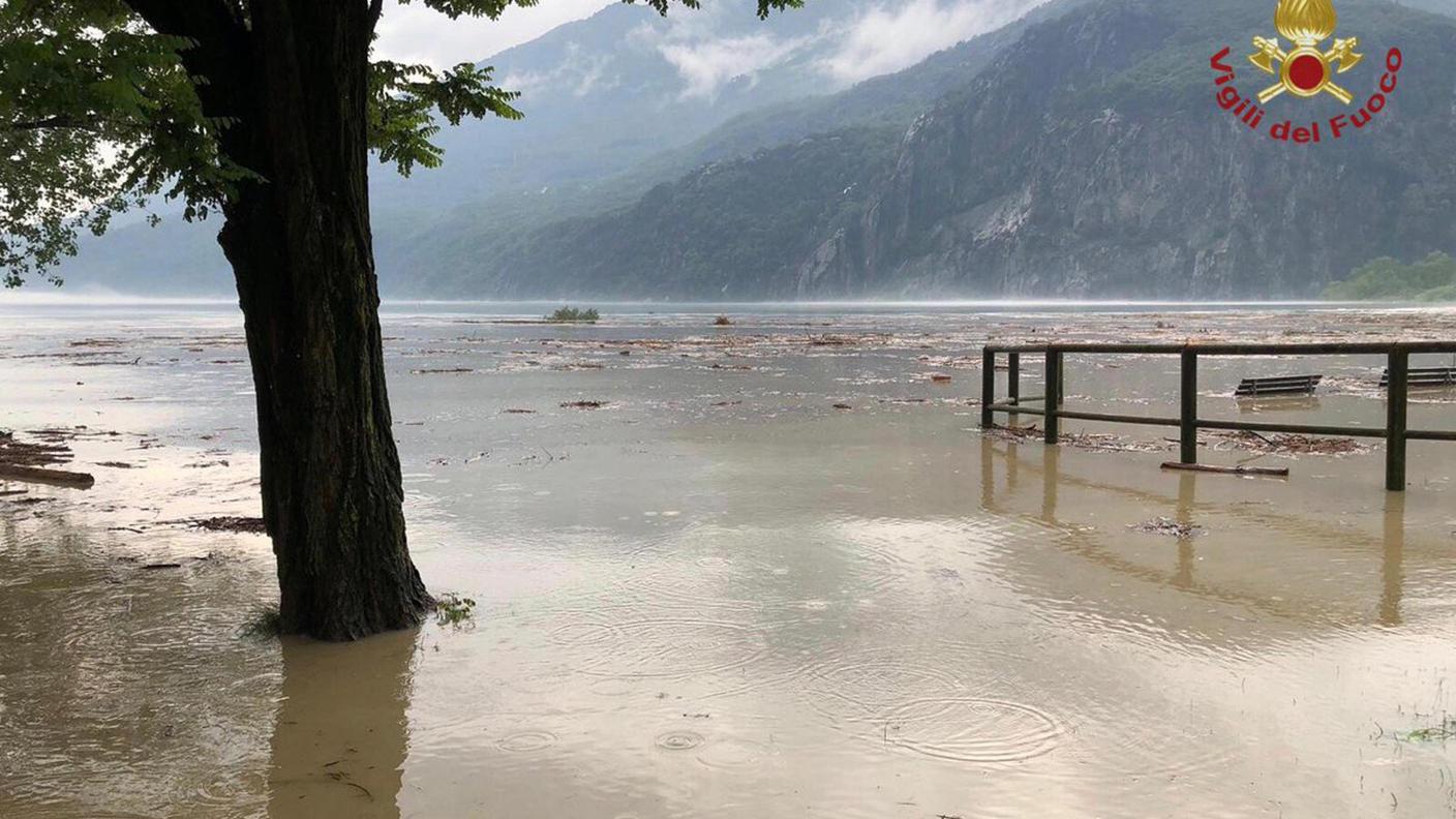 Il Lario esondato nella zona di Lecco