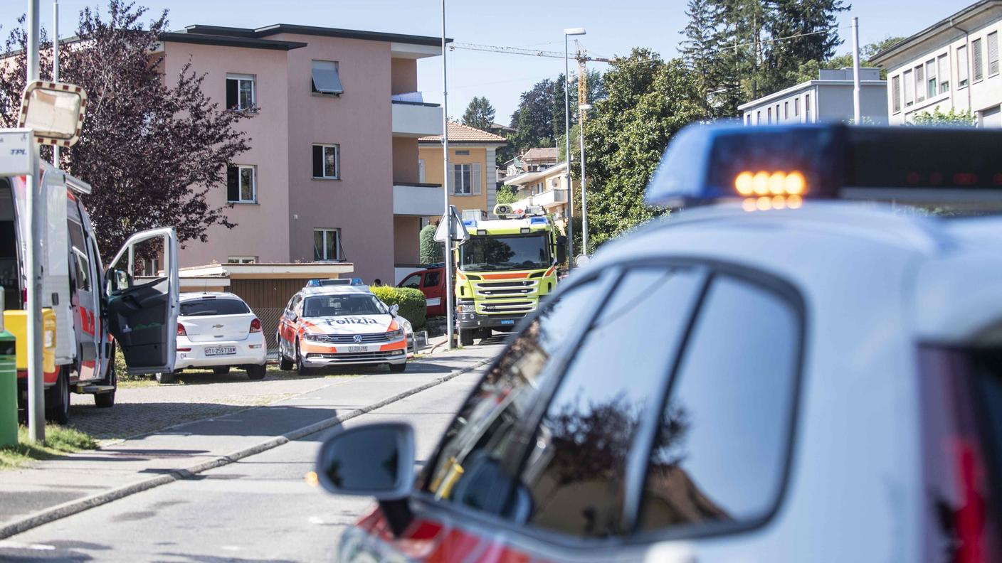 L'intervento di polizia e pompieri per il rogo di Via Camara martedì mattina