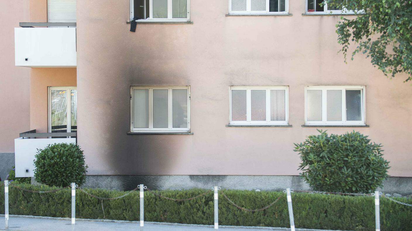 Le facciate dello stabile di Breganzona danneggiate dal fumo dell'incendio