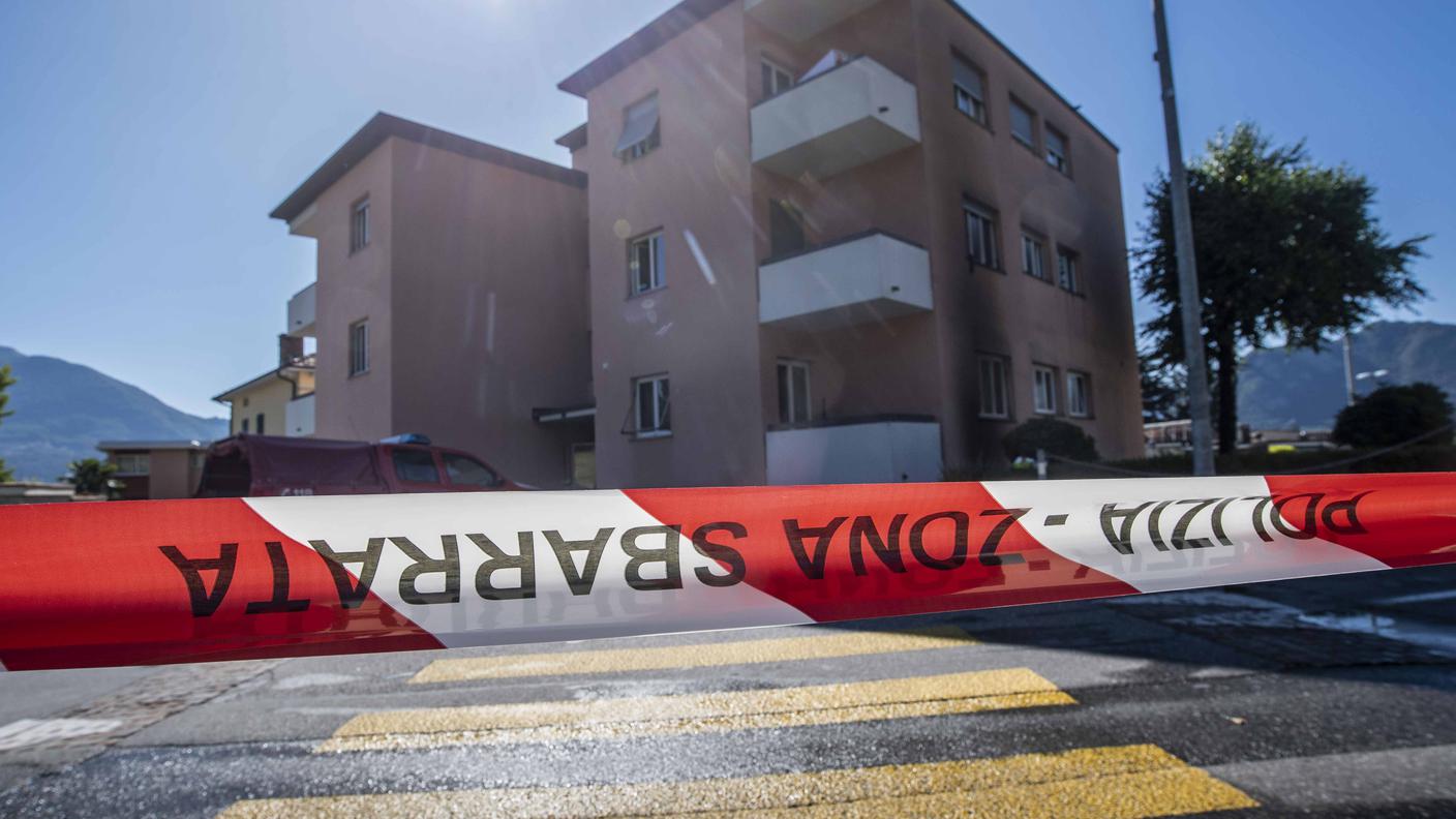 I passaggi sbarrati verso lo stabile teatro del doppio incendio di domenica e martedì