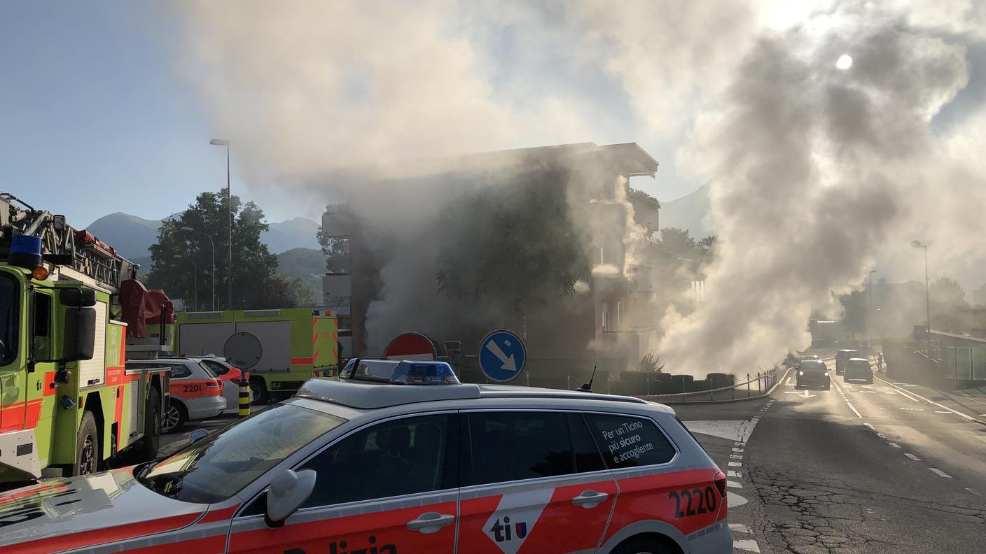Il denso fumo si sprigiona dal palazzo posto in Via Camara