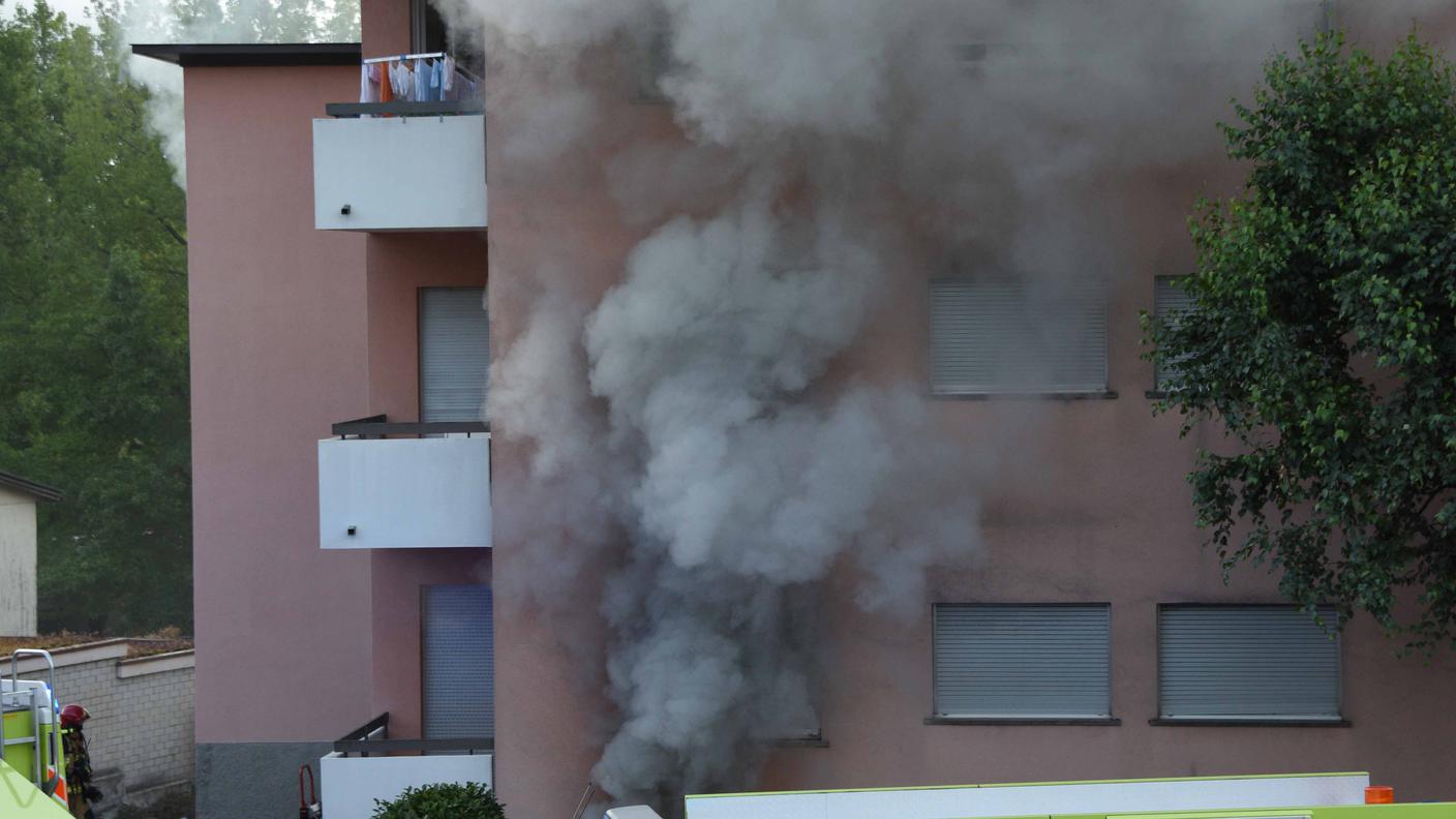 I pompieri confrontati all'incendio degli scantinati dell'edificio
