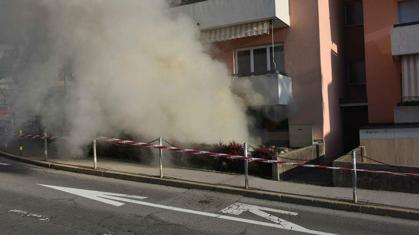 Le fiamme hanno scatenato un denso fumo che ha invaso l'edificio