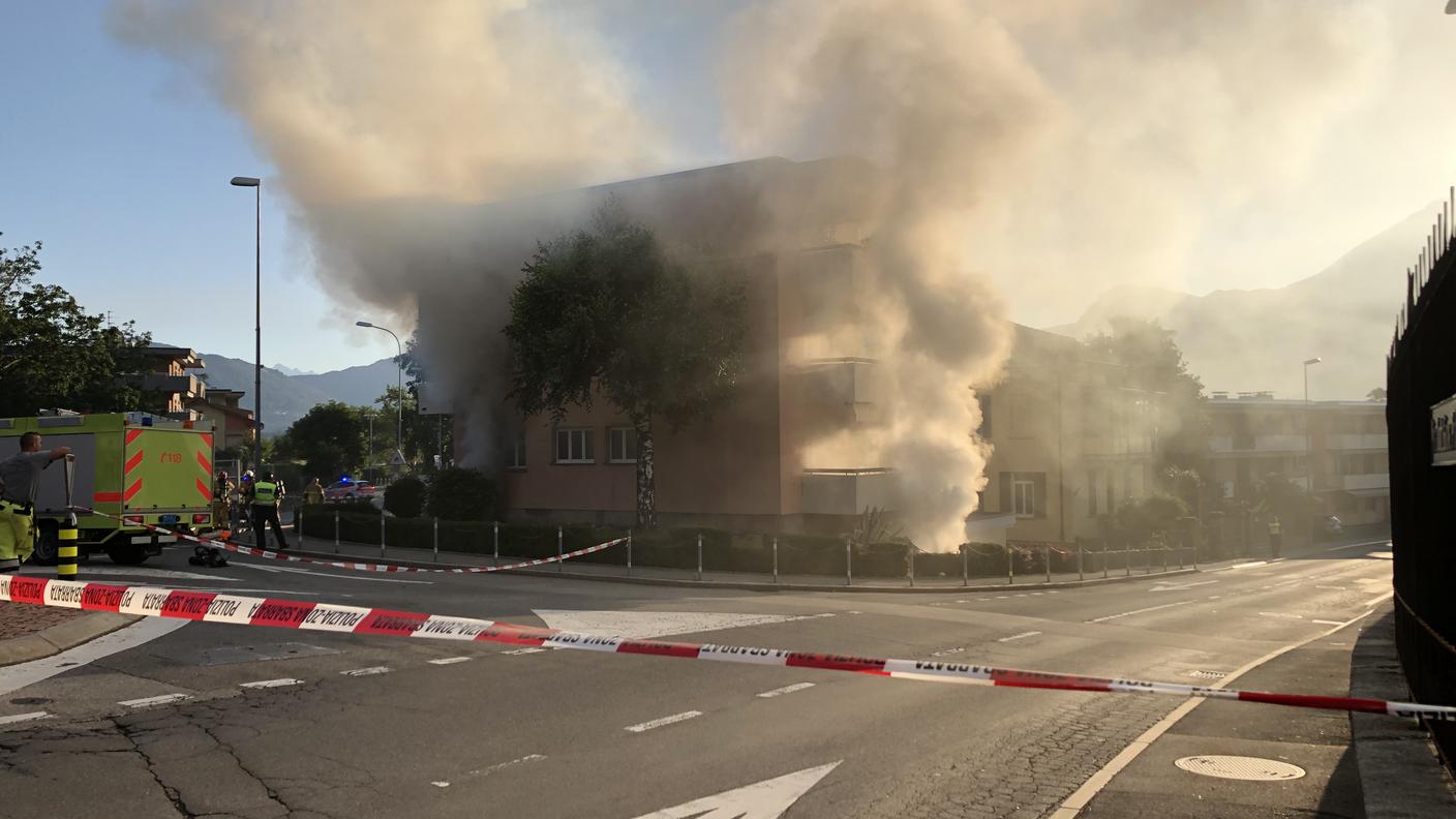 Il fumo molto denso ha avvolto l'intero palazzo di Breganzona