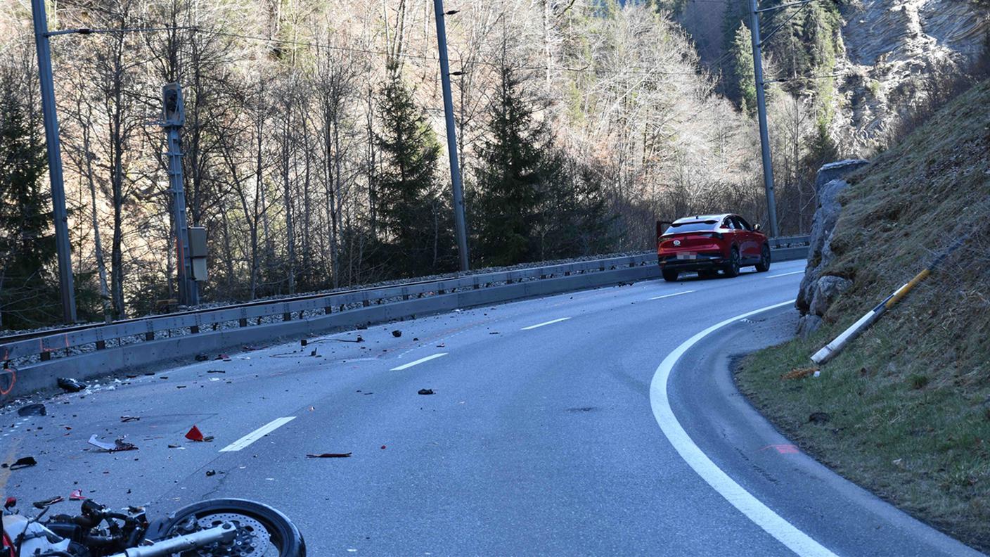 Vani i tentativi di rianimare il motociclista.jpg