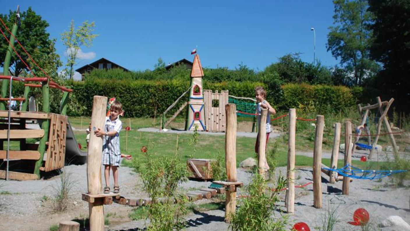 In legno, in plastica o in metallo? Dipende dall'ambiente in cui il parco si inserisce