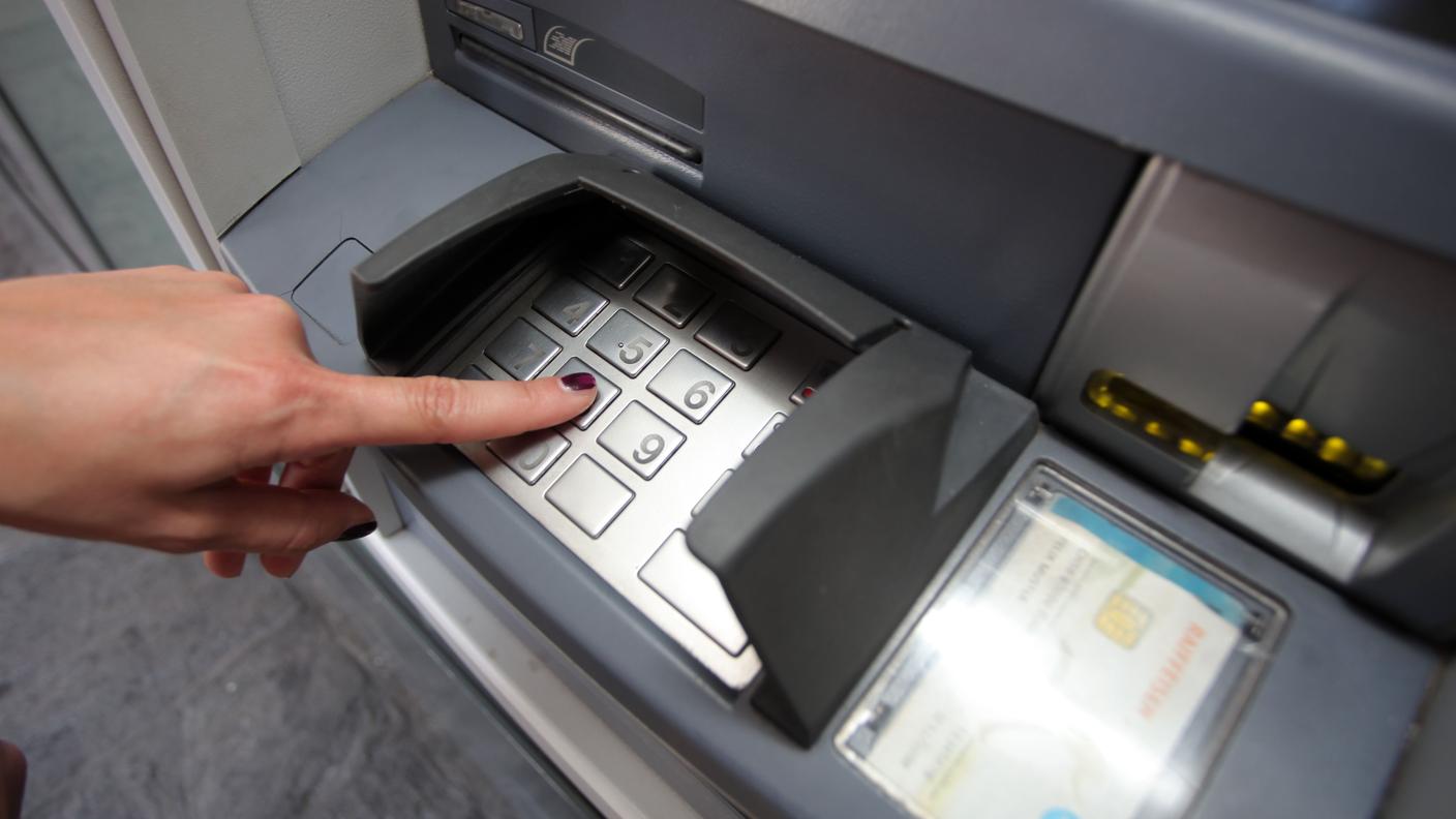 La banda era specializzata nella clonazione di carte di credito