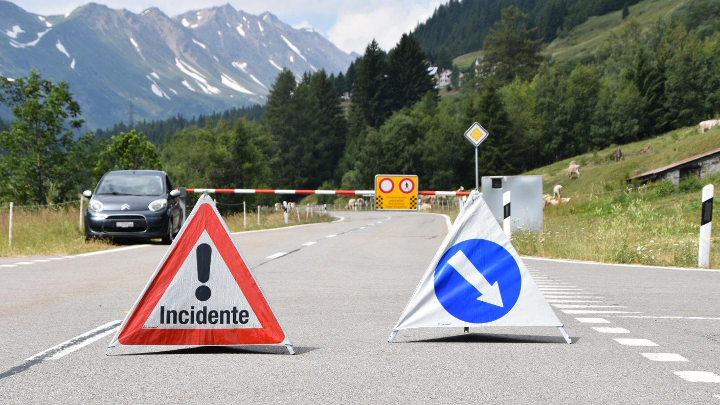 L'uomo sarebbe uscito di strada in sella alla due ruote