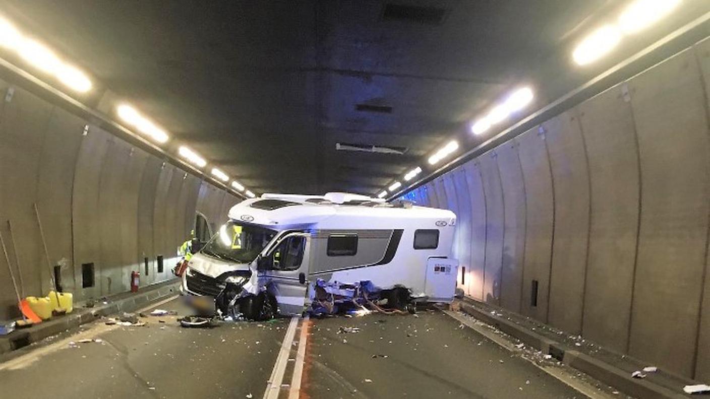 Un auto ha invaso la corsia opposta entrando in collisione con un camper