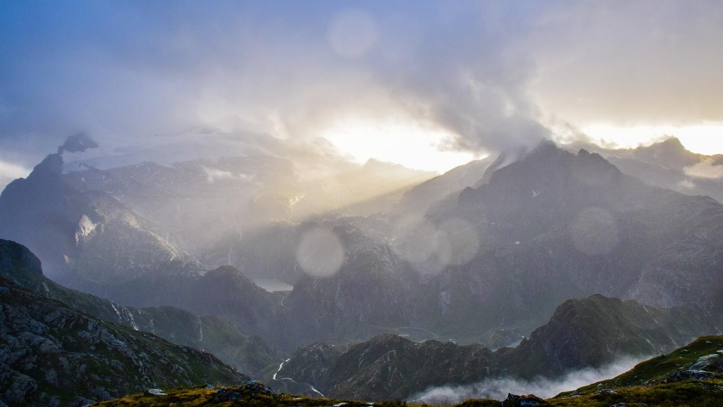 Il tramonto dei ghiacci. Sullo sfondo il Basodino