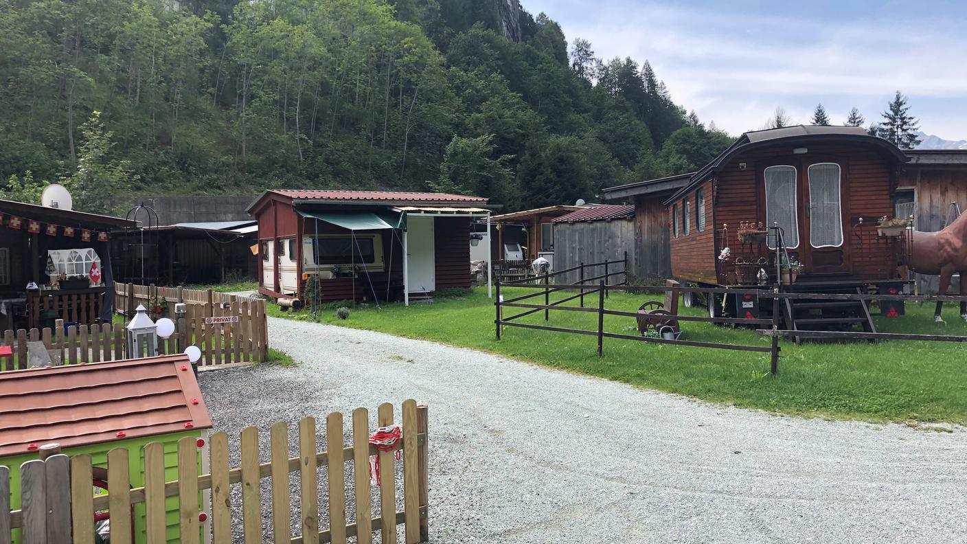 Camping Rania (Zillis/GR), dove gli jenisch affittano permanentemente una parte degli spazi e la convivenza con i campeggiatori “normali” non dà nessun problema