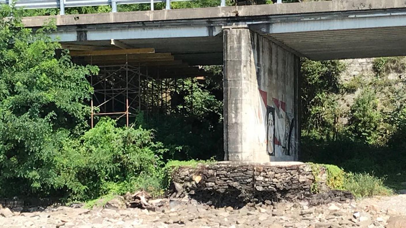 La strada in un'immagine scattata dal lago