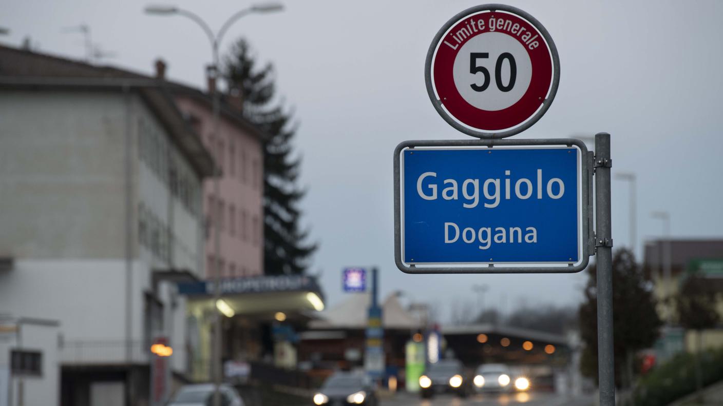 Fila di auto di lavoratori italiani alla dogana di Gaggiolo