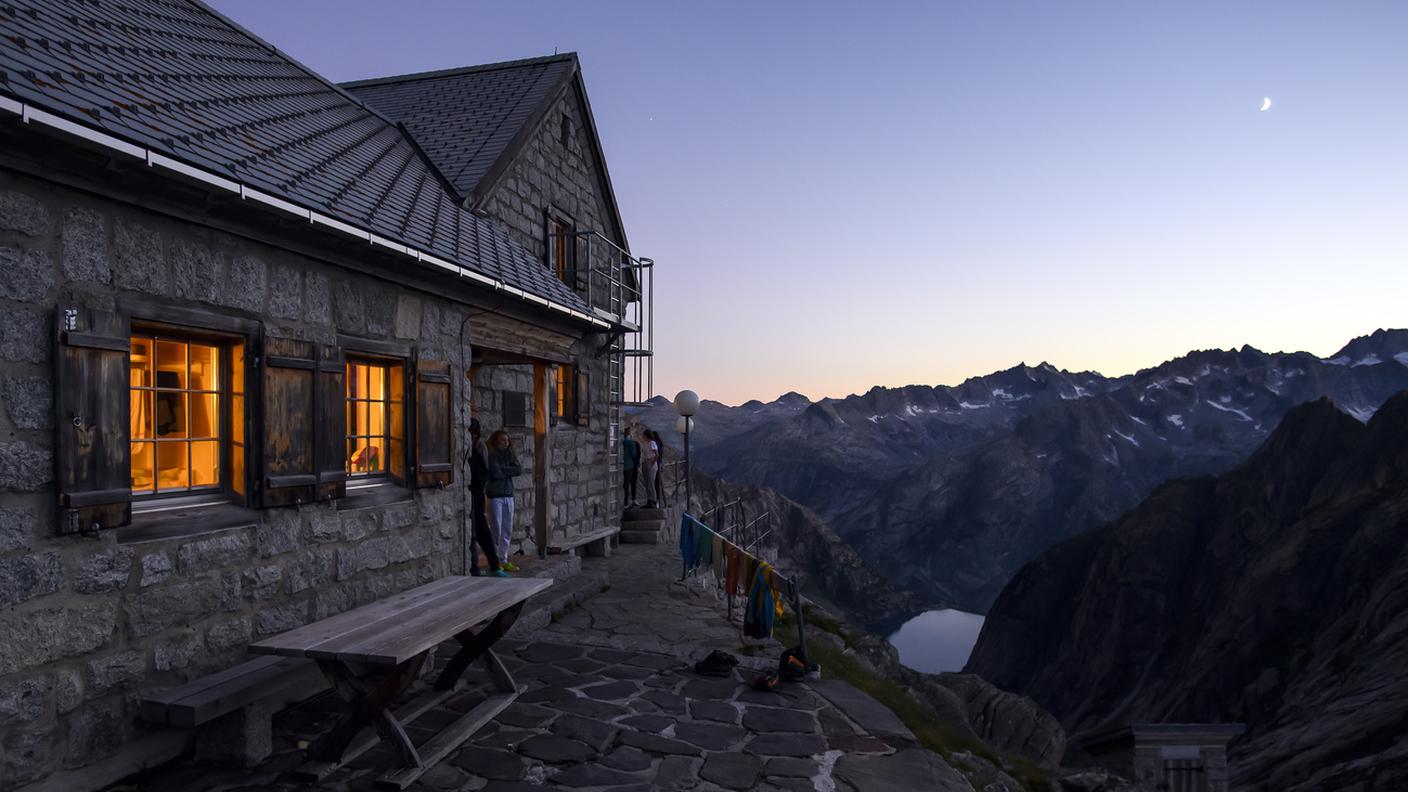 Un tramonto estivo dalla Gelmerhütte nelle Alpi bernesi