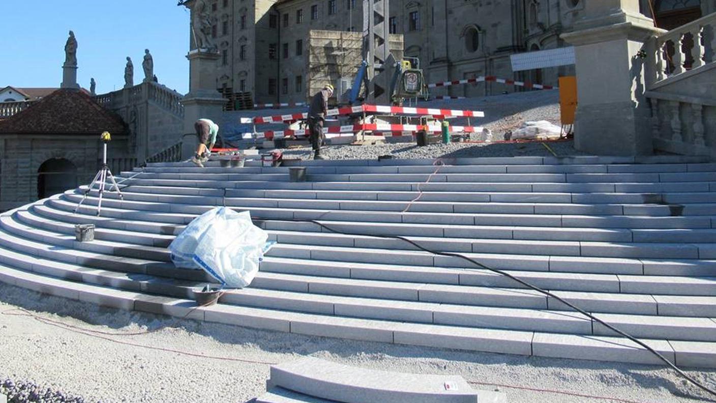 La nuova scalinata posta nel mezzo del sagrato della chiesa abbaziale di Einsiedeln è stata realizzata in Gneiss della Calanca