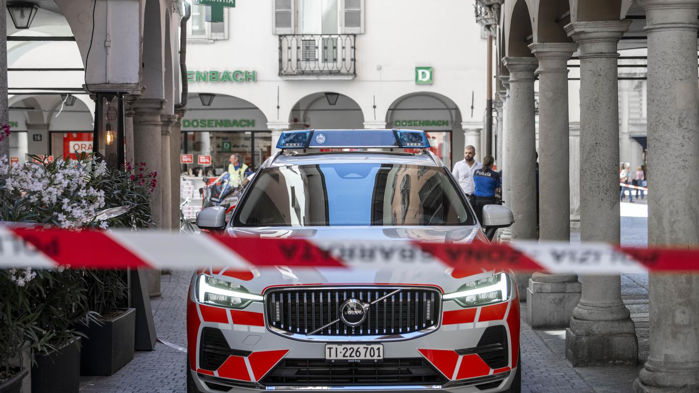 Nella foto una veduta esterna della gioielleria Taleda di Lugano transennata dalla polizia