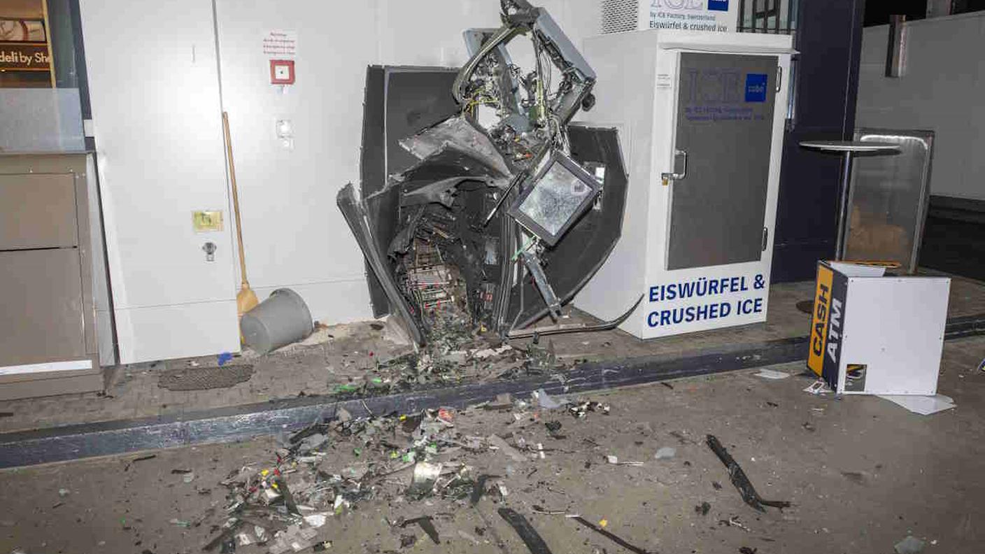 I resti della postazione bancomat presa di mira dai malviventi
