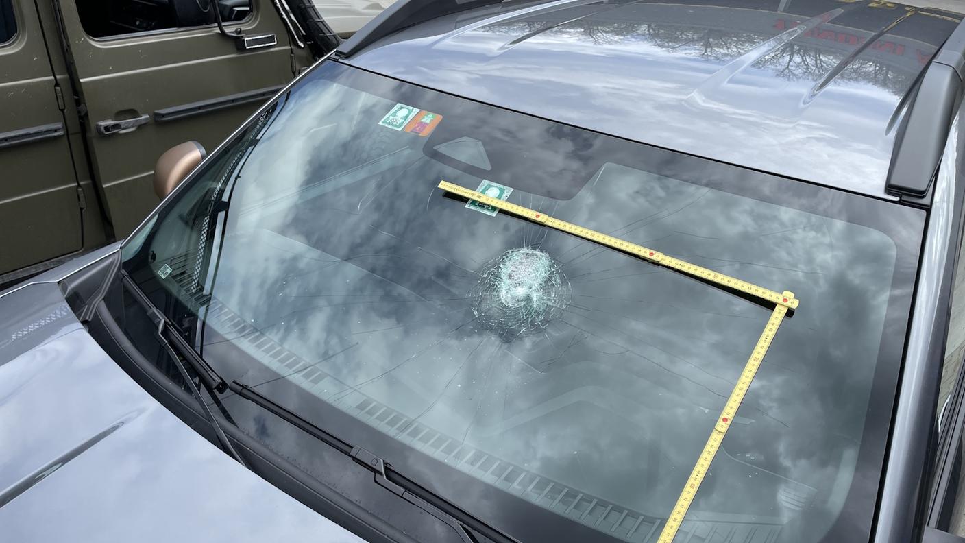 auto danneggiata da un sasso lanciato da un cavalcavia