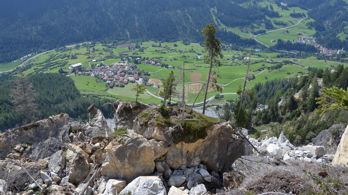 Il paese e il fondovalle visti dalla zona instabile che li minaccia