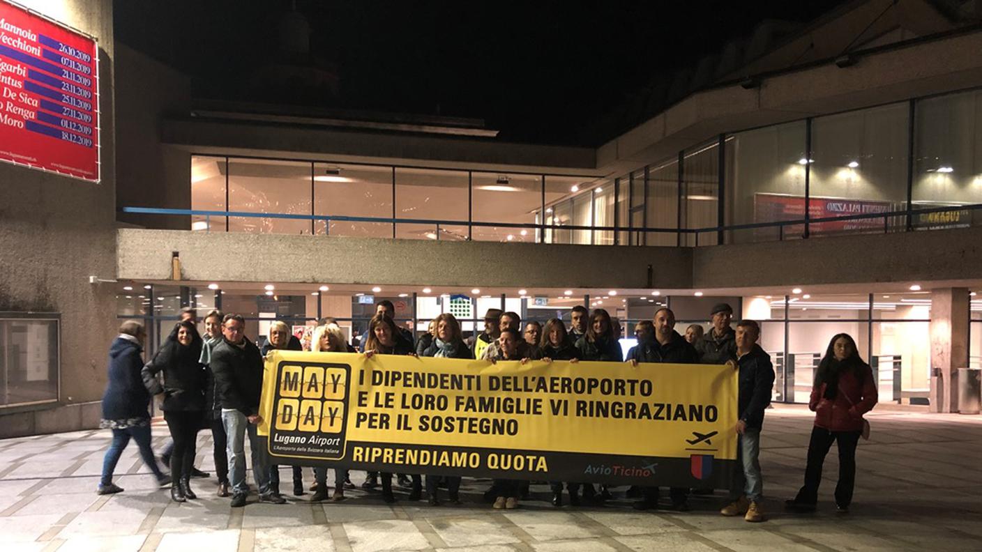 Il sit-in dei dipendenti prima dell'inizio dei lavori