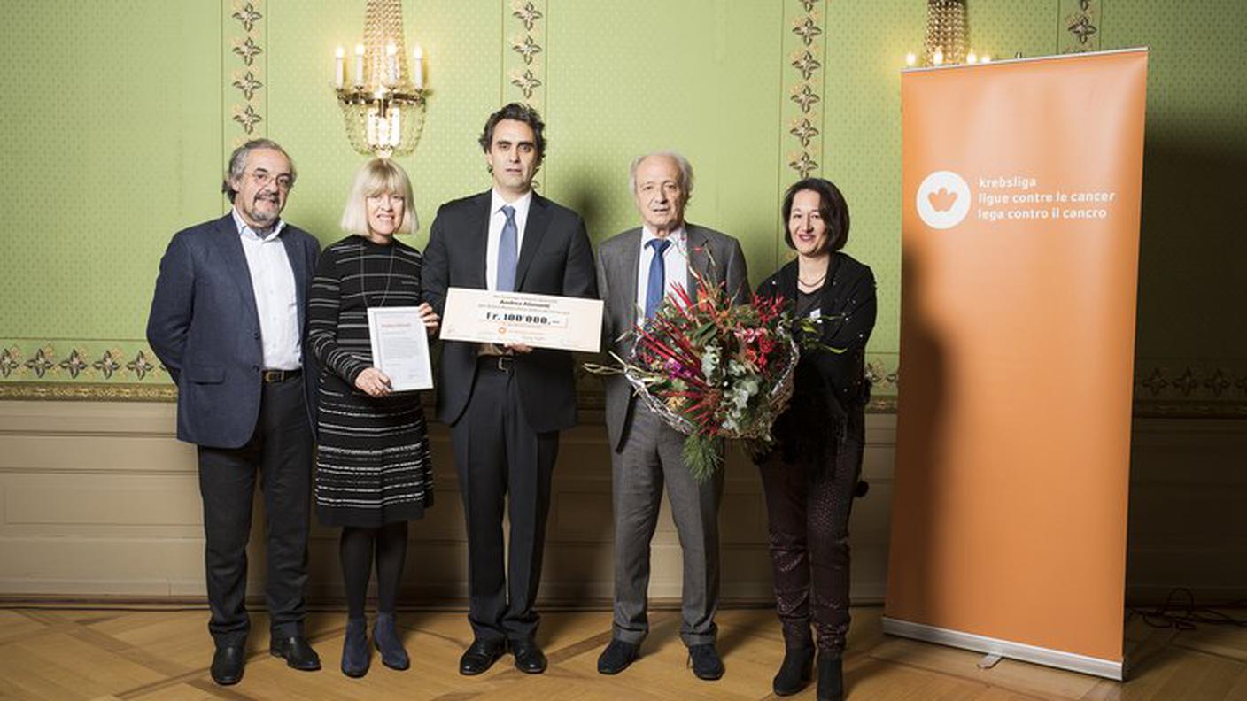 Il premio Wenner 2019 Andrea Alimonti tra (da sin.) Gilbert Zulian, presidente della Lega svizzera contro il cancro, Nancy Hynes, presidente della commissione scientifica, Franco Cavalli, presidente Istituto Oncologico di Ricerca e Daniela de la Cruz, direttrice della Lega svizzera contro il cancro