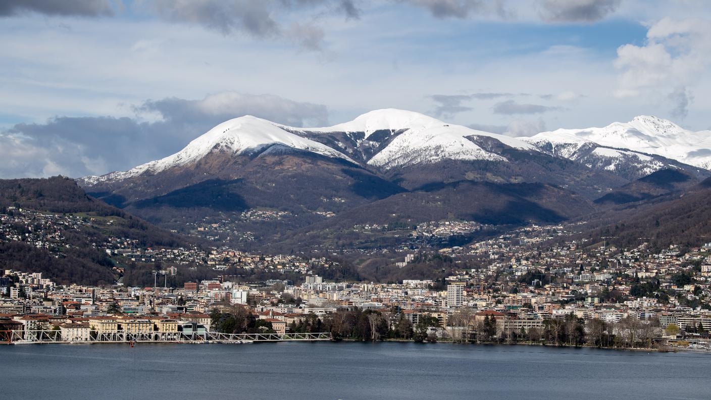 Veduta sulle cime innevate sopra Lugano.jpg